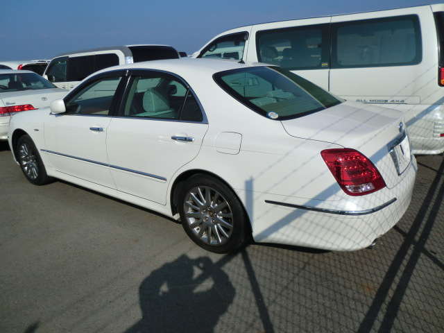 http://www.wy-it.jp/car/2004MODEL%20TOYOTA%20CROWN%20MAJESTA%20UZS186-0009112%20P13.jpg