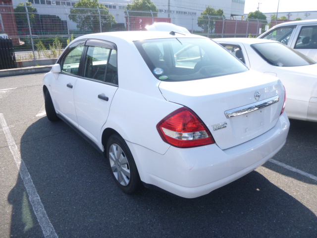 http://www.wy-it.jp/car/2007MODEL%20NISSAN%20TIIDA%20LATIO%20SC11-109508%20P14.JPG